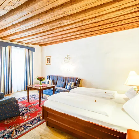 Altstadt Stadtkrug Hotel 4*