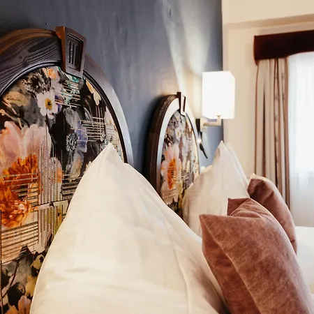 Altstadt Stadtkrug Hotel 4*