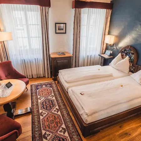 施塔特克鲁格老城区酒店 4*