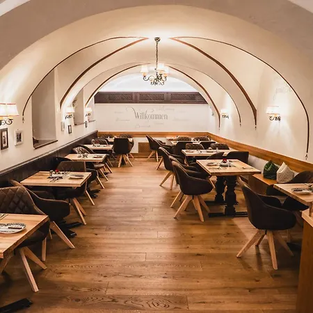 施塔特克鲁格老城区酒店