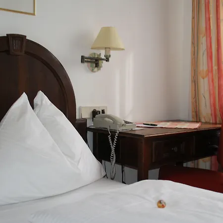 施塔特克鲁格老城区酒店 4*